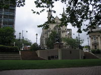 市中心的教堂与满头鸟屎的雕像