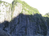 冰川两边的悬崖